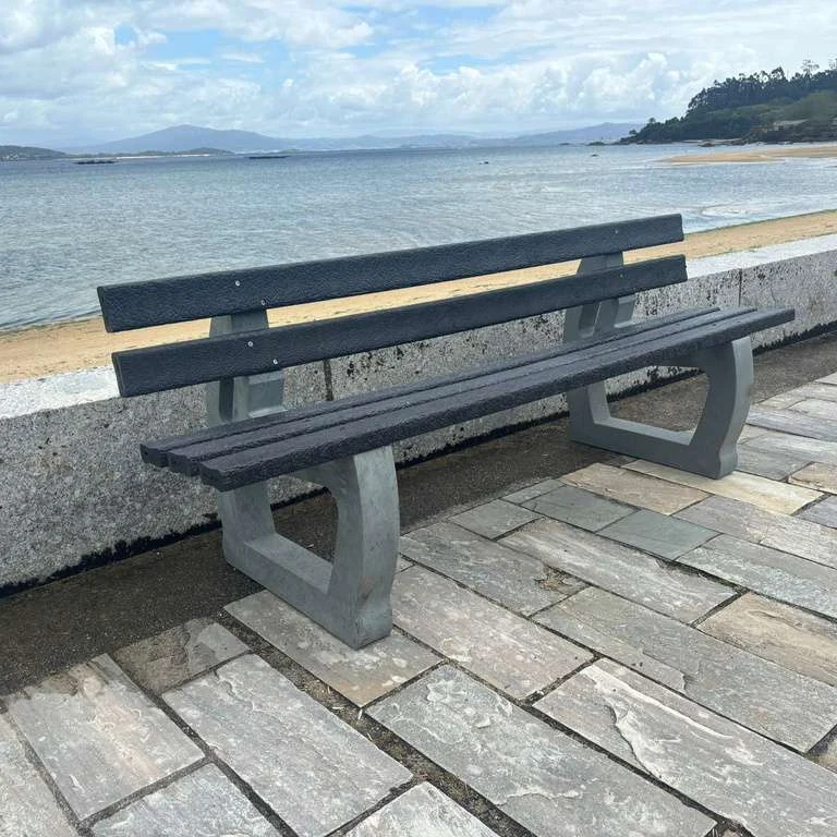 Banco Orballo total reciclado en paseo marítimo