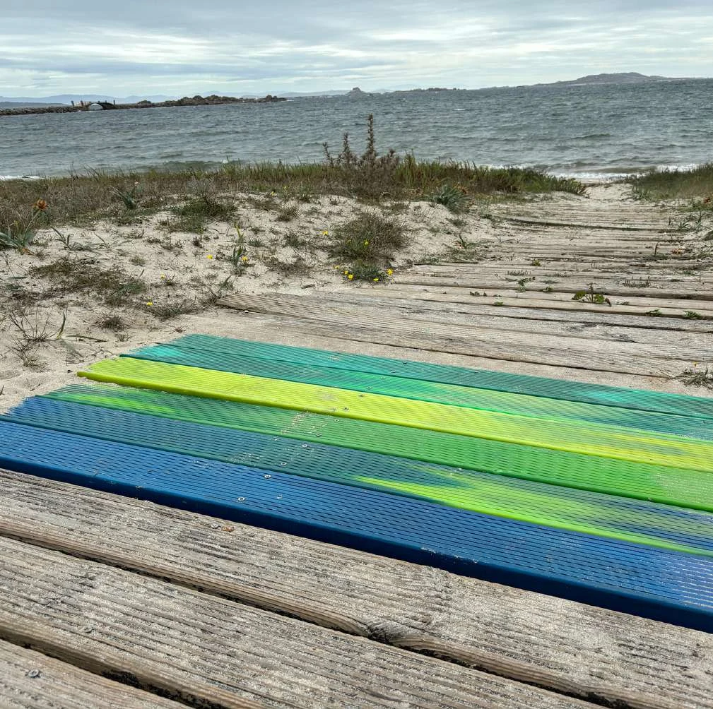 Pasarela de playa de colores en plástico reciclado
