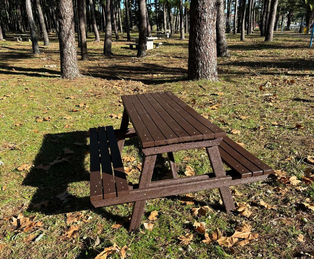Mesa de pícnic Trebón reciclada en bosque